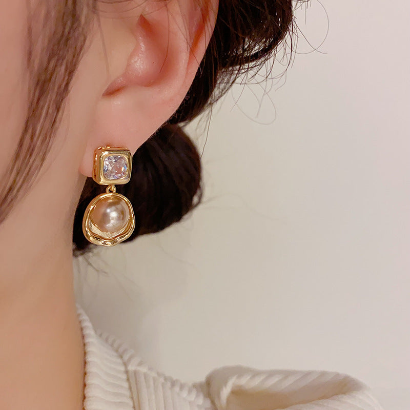 Chic And Fashionable Geometric Metal Pearl Earrings With A Unique Design