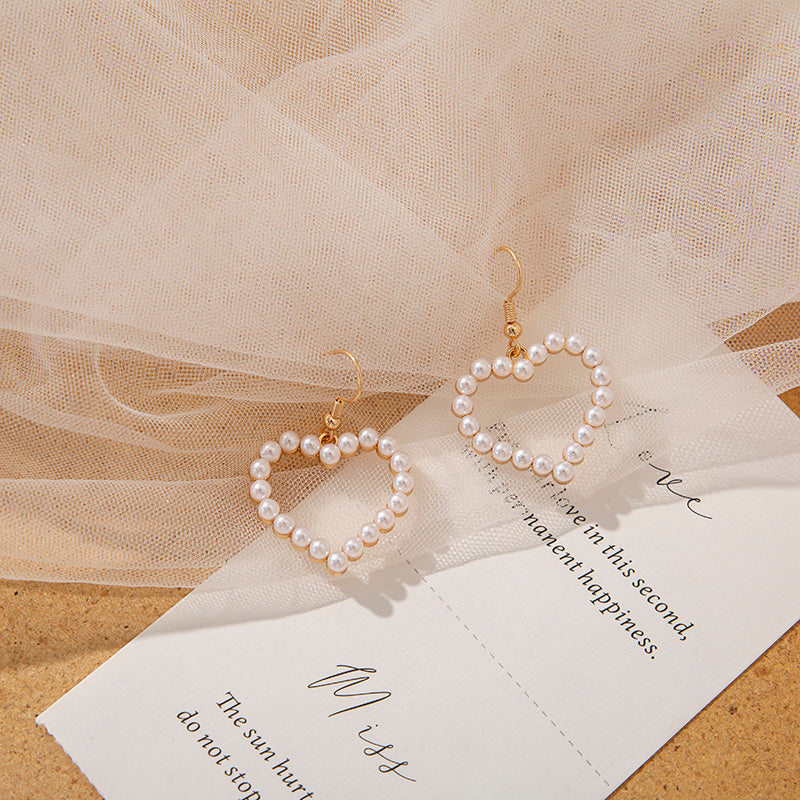 Fashionable And Personalized Earrings Without Ear Holes, Retro Round Face, High-end Feeling, Imitation Pearl Heart Earrings