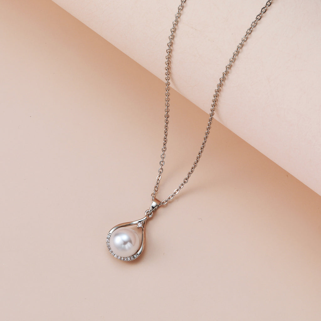 Elegant And Versatile Necklace Featuring Imitation Natural Freshwater Pearls