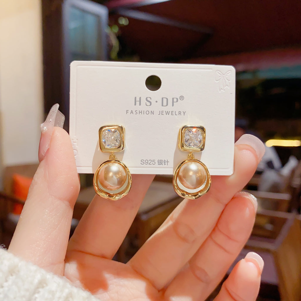 Chic And Fashionable Geometric Metal Pearl Earrings With A Unique Design